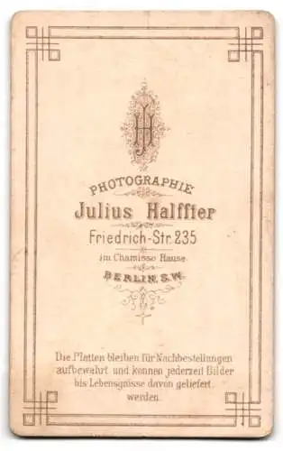 Fotografie Julius Halffter, Berlin, Friedrich-Str. 235, Stehende Frau mit Buch