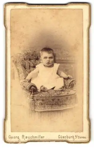 Fotografie Georg Rauchmiller, Günzburg a. Donau, Kind in einem gepolsterten Sessel