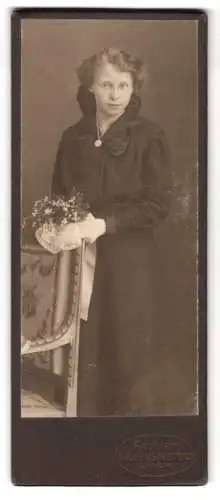 Fotografie Atelier Kaufhaus des Westens, Berlin, Stehende junge Dame mit Blumenstrauss