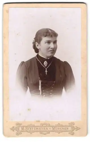 Fotografie M. Stettmeyer, München, Zweibrückenstrasse 5, Porträt einer Frau in eleganter Kleidung