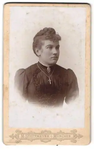 Fotografie M. Stettmeyer, München, Zweibrückenstrasse 5, Porträt einer Dame mit aufwändiger Frisur