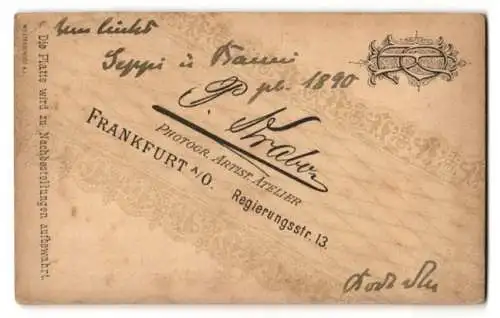 Fotografie P. Strabo, Frankfurt a. M., Regierungsstr. 13, Zwillingskleinkinder in weisser Kleidung