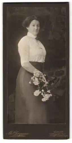 Fotografie M. Obergassner, München, Kaufingerstr. 14, Frau mit Blumenstrauss