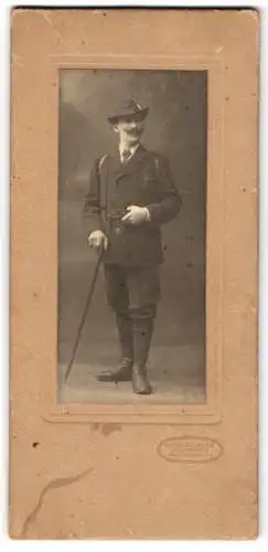 Fotografie Moritz Baumann, Augsburg, Wertachstrasse 27, Herr in Jagdbekleidung mit Spazierstock