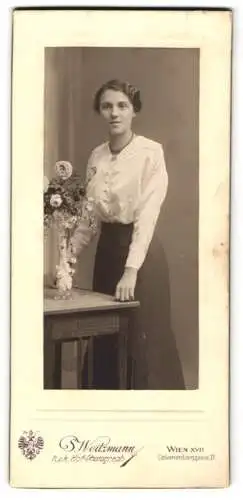 Fotografie P. Weitzmann, Wien, Calvarienberggasse 37, Junge Frau mit Blumenarrangement