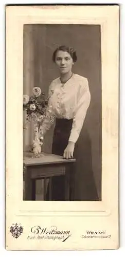 Fotografie S. Weitzmann, Wien, Calvarienberggasse 37, Porträt einer jungen Frau mit Blumenvase