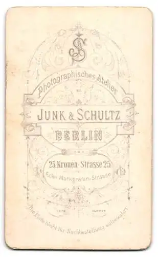 Fotografie Junk & Schultz, Berlin, Kronen-Strasse 25, Portrait eines eleganten Herren