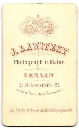 Fotografie J. Lawitzky, Berlin, Behrenstrasse 21, Porträt eines Mannes mit Brille und Anzug