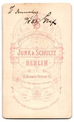 Fotografie Junk & Schultz, Berlin, Kronen-Strasse 25, Portrait eines Mannes mit Brille und Anzug