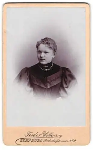 Fotografie Feodor Urban, Bernburg, Bahnhofstrasse 9, Portrait einer jungen Frau