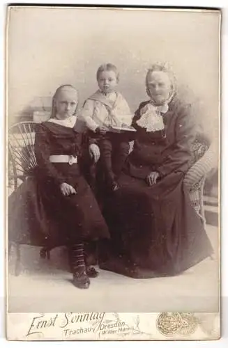 Fotografie Ernst Sonntag, Trachau /Dresden, Ahorn-Str. 7, Porträt einer älteren Frau mit zwei Kindern