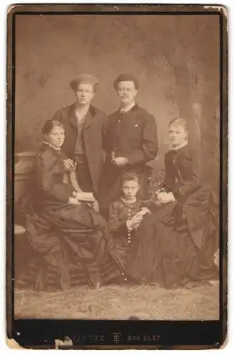 Fotografie Tietze, Bad Elster, Familienfoto mit zwei Herren und drei Mädchen