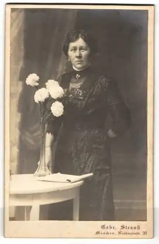 Fotografie Gebr. Strauss, München, Neuhauserstr. 20, Frau mit Vase und Nelken