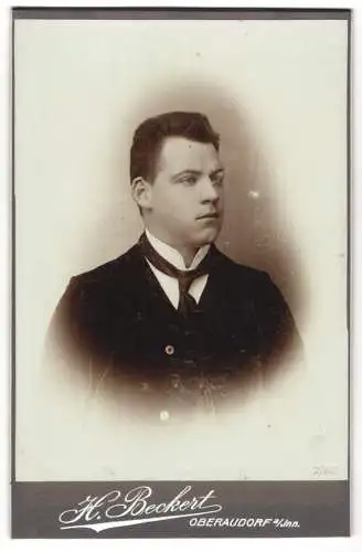 Fotografie H. Beckert, Oberaudorf a. Inn, Porträt eines jungen Mannes