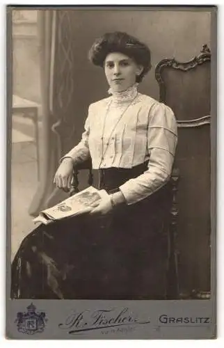 Fotografie R. Fischer, Graslitz, Flachsleitgasse, Junge Frau mit Buch in elegantem Kleid