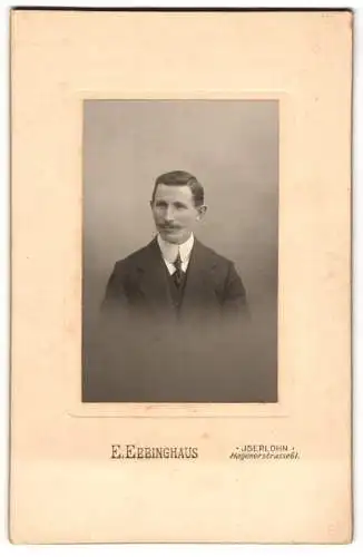 Fotografie E. Ebbinghaus, Iserlohn, Hagenerstrasse 61, Porträt eines eleganten Herrn