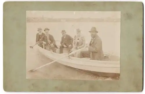 Fotografie unbekannter Fotograf und Ort, Gruppe in einem Ruderboot auf einem See