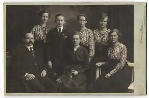 Fotografie Lorenz Meyer, München, Schellingstrasse 74, Familienportrait mit sechs Personen und Hund