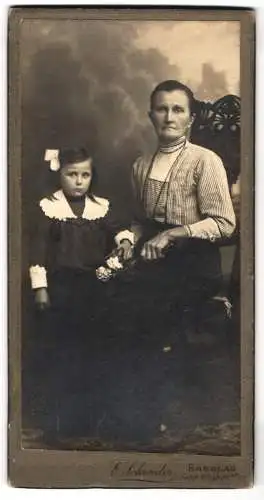 Fotografie E. Schroeder, Breslau, Friedrich-Wilhelmstr. 60-62, Frau mit jungem Mädchen