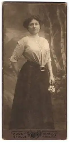 Fotografie Adolf Stolle, Hamburg, Speersort 5, Elegante Dame mit Blumenstrauss