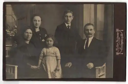 Fotografie Gustav Scheerer, Esslingen a. N., Familie sitzt und steht zusammen