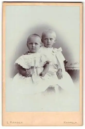 Fotografie L. Hansen, Kappeln, Zwei kleine Kinder in weissen Kleidern