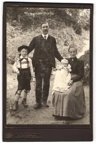 Fotografie O. Blaschke, Prien am Chiemsee, Familie im Freien mit zwei Kindern