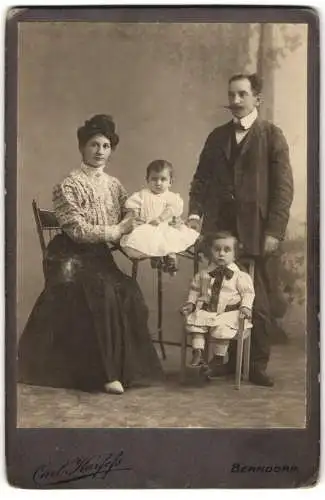 Fotografie Carl Kurfess, Berndorf, Familie mit zwei kleinen Kindern