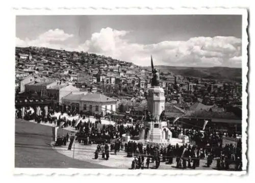 Fotografie unbekannter Fotograf, Ansicht Veliko Tarnowo, Panorama mit Denkmal-Einweihung