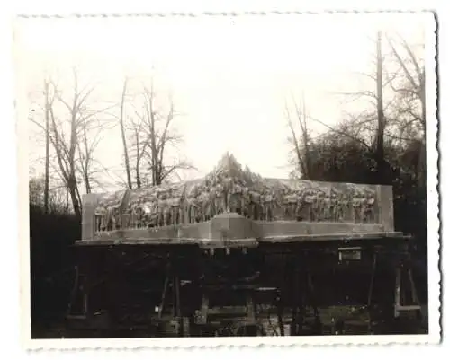 Fotografie Autofot, Berlin, Ansicht Berlin, Ernst-Thälmann-Denkmal provisorisch auf Holzböcken aufgestellt