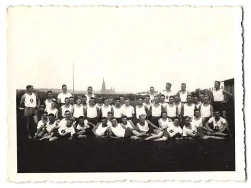 Fotografie unbekannter Fotograf, Ansicht Ulm, Soldaten des Heeres der Reichswehr in Sportuniform M32