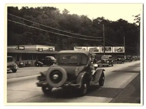 Fotografie unbekannter Fotograf, Ansicht New York City - Queens, Auto im Strassenverkehr am West Pond