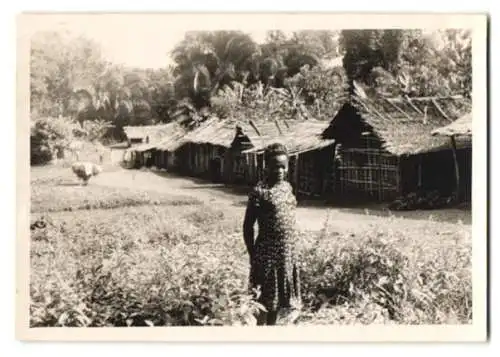 Fotografie Afrika, Afrikanische Frau vor Eingeborenen Hütten