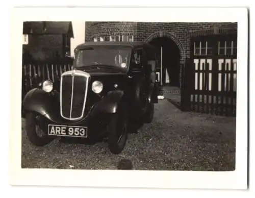 Fotografie Auto, schwarze Limousine Kennzeichen ARE 953