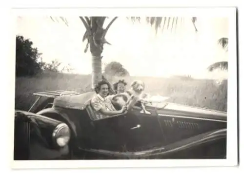 Fotografie Auto Roadster-Cabrio, Frauen mit Hund im Cabriolet bei Nungua in Ghana - Afrika