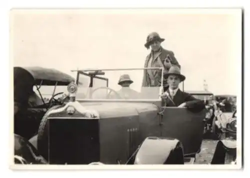 Fotografie Auto Standard Cabriolet, begüterte Reisegesellschaft im offenen Wagen