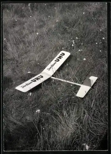 Fotografie Segelflug, Flugzeug-Modell mit UHU-Klebstoff Reklame