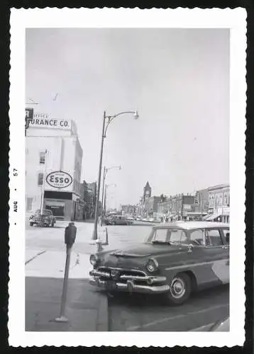 Fotografie unbekannter Fotograf, Ansicht Collingwood / Ontario, Auto Dodge & Strassenansicht Hurontario Street