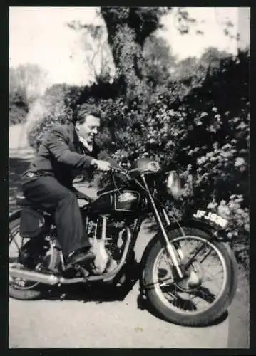 Fotografie Motorrad Velocette, junger Mann auf Krad