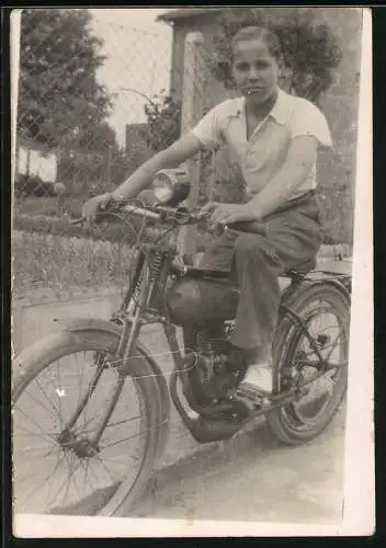 Fotografie Motorrad, Bursche fährt Krad-Eigenbau