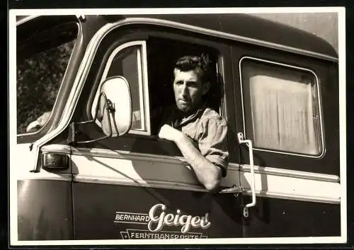 Fotografie Lastwagen Mercedes Benz, LKW Ferntransporte Bernhard Geiger, Fahrer am Steuer