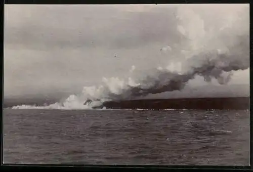 Fotografie unbekannter Fotograf, Ansicht Hawaii, Vulkanausbruch, Lava ergiesst sich in den Pazifik