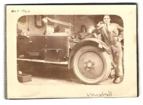 Fotografie Auto Vauxhall, Fahrer lehnt am Cabriolet mit offener Motorhaube um 1926