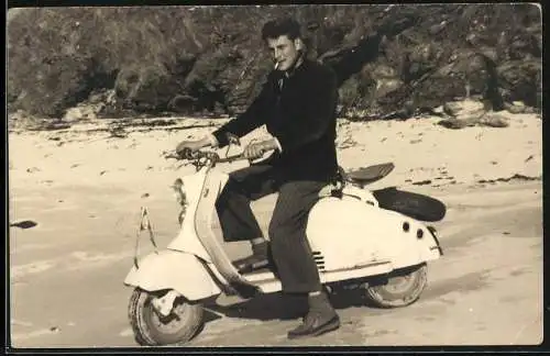 Fotografie Motorrad NSU Lambretta, Bursche mit Zigarette im Mund auf Motorroller