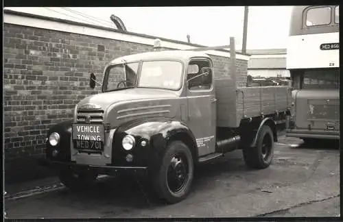 Fotografie Lastwagen Thames, LKW-Pritsche mit Warnschild Vehicle Towing