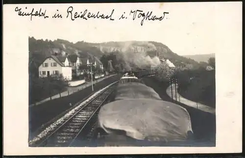 Fotografie unbekannter Fotograf, Ansicht Reichenbach / Vogtland, Güterzug der Deutschen Reichsbahn bei Ortseinfahrt 1917