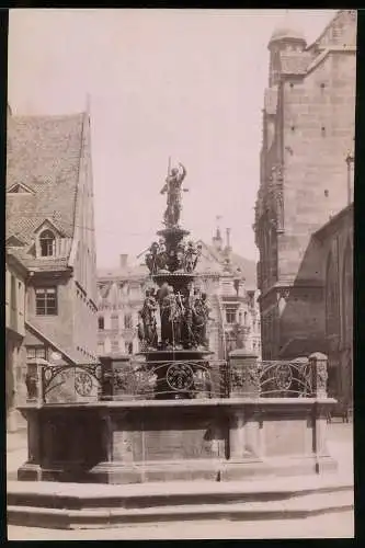 Fotografie unbekannter Fotograf, Ansicht Nürnberg, Tugendbrunnen und umliegende Gebäude