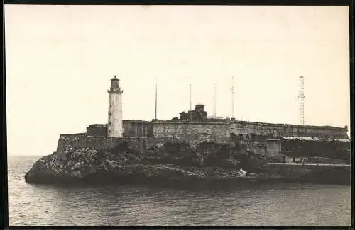 Fotografie unbekannter Fotograf, Ansicht Havanna / Kuba, Fort SanCarlos de la Cabana mit Leuchtturm