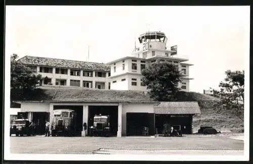 Fotografie unbekannter Fotograf, Ansicht Singapur-Changi, Flughafen, Tower & Flughafen-Feuerwehr