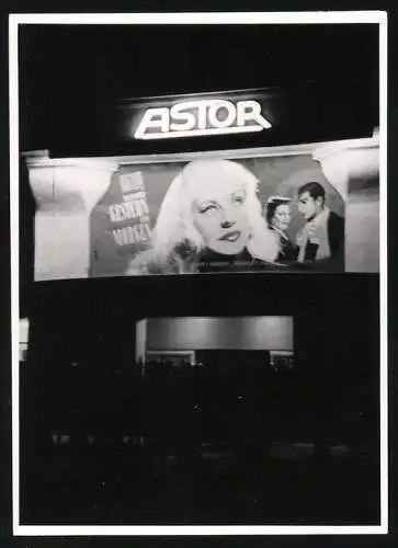 Fotografie unbekannter Fotograf, Ansicht Berlin, Kurfürstendamm, Nachtaufnahme Leuchtreklame ASTOR Kino - Lichtbildhaus